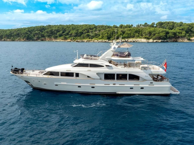 Hire Luxury Yacht Benetti with a boat licence