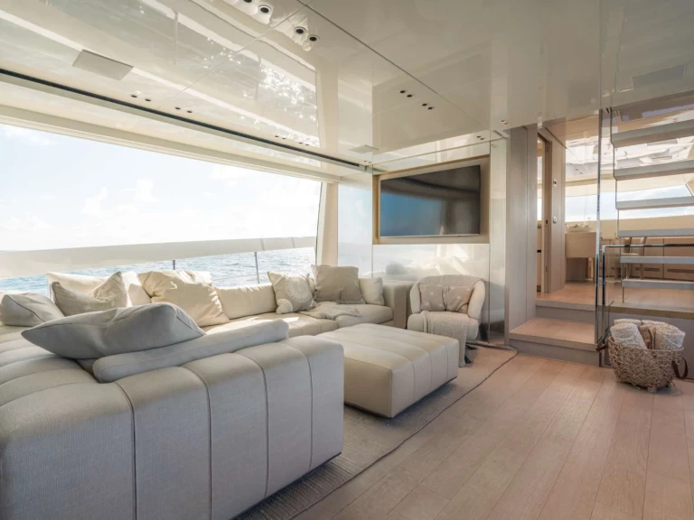 Hire Luxury Yacht San Lorenzo with a boat licence