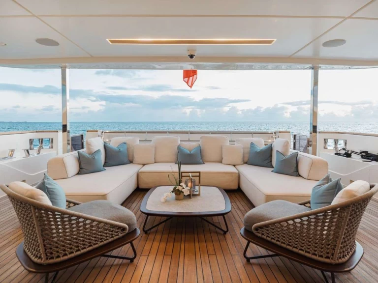 Hire Luxury Yacht Custom Line with a boat licence