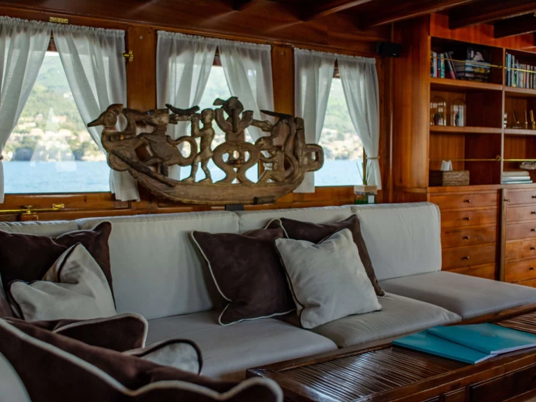 Yacht charter Cannes -  OVER THE RAINBOW OF LONDON on SamBoat