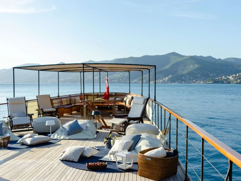 Yacht hire Cannes cheap OVER THE RAINBOW OF LONDON