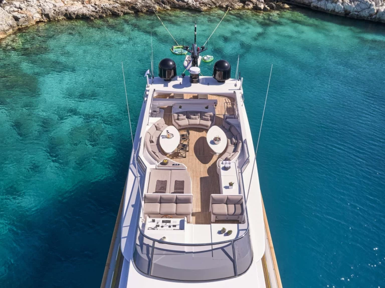 Luxury Yacht to hire Piraeus at the best price