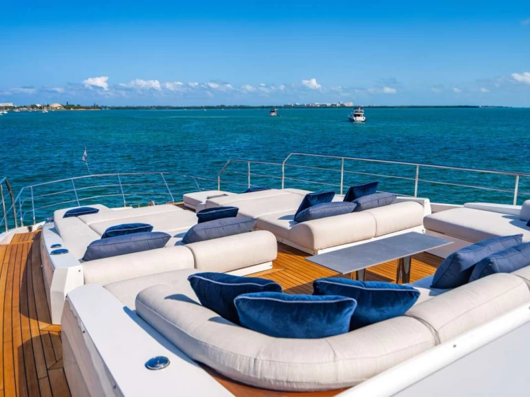 Hire Luxury Yacht with or without skipper Azimut Bahamas