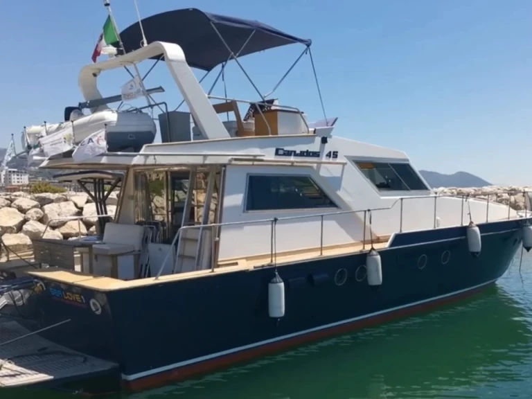 Hire Motorboat Canados with a boat licence