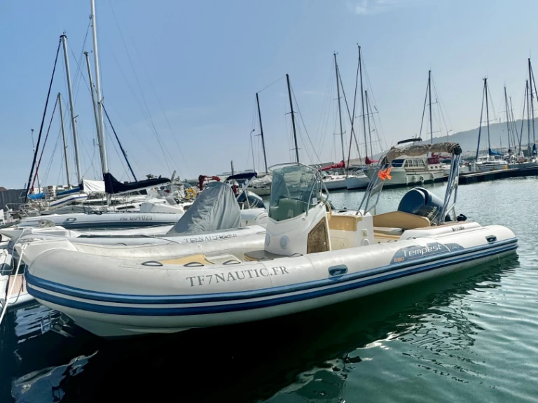 Hire RIB Capelli with a boat licence