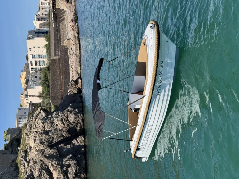 Hire Motorboat Qfiber with a boat licence