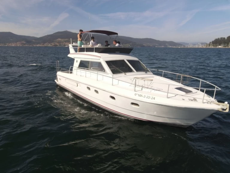 Yacht charter Vigo - Ferretti Ferretti 39 on SamBoat