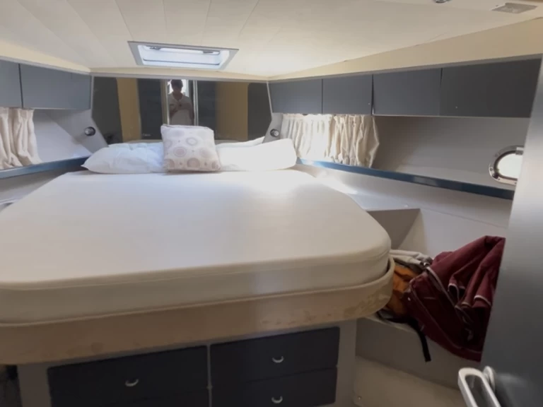 Yacht charter Vigo - Ferretti Ferretti 39 on SamBoat