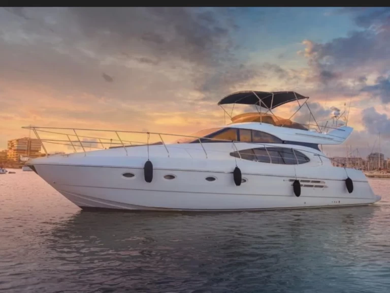 Charter a Azimut Azimut 52 Fly in Torrevieja on Samboat