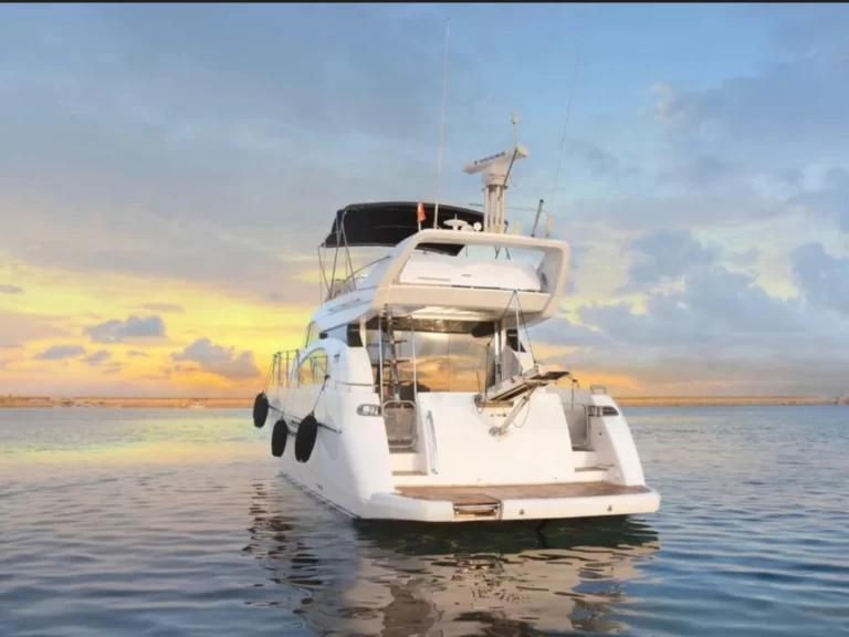Hire Luxury Yacht Azimut with a boat licence