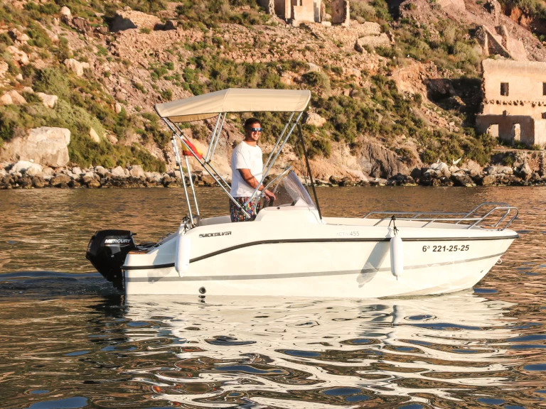 Hire Motorboat Quicksilver with a boat licence