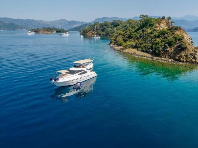 Hire Luxury Yacht Azimut with a boat licence
