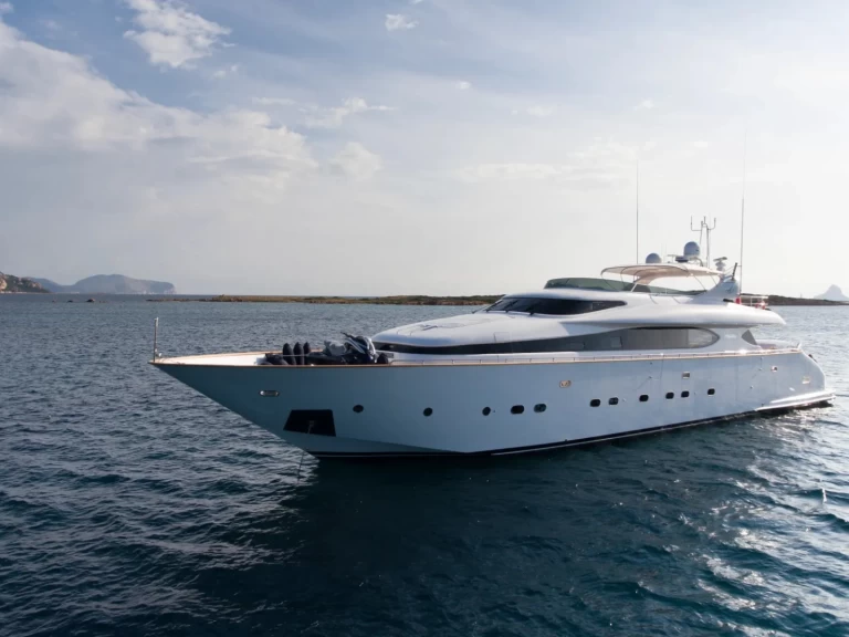 Luxury Yacht hire in Poltu Quatu - Fipa Italiana Yachts Maiora 32 DP Fly
