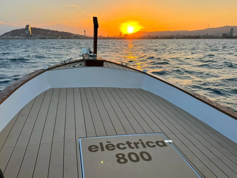 Yacht charter Marina de Palamós - Electric Inside Boats 800 on SamBoat