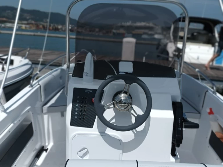 Motorboat to hire Porto Mirabello at the best price