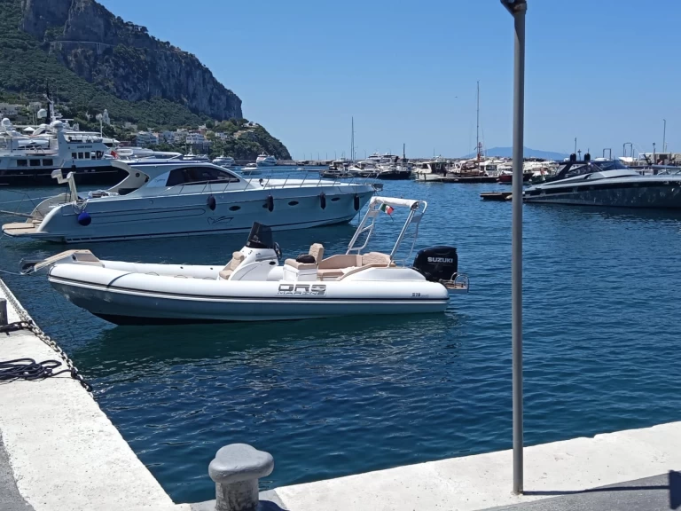Charter a Oromarine Oromarine S-78 in Naples on Samboat