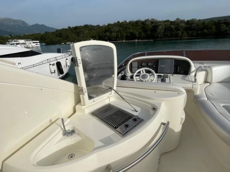 Hire Luxury Yacht Azimut with a boat licence