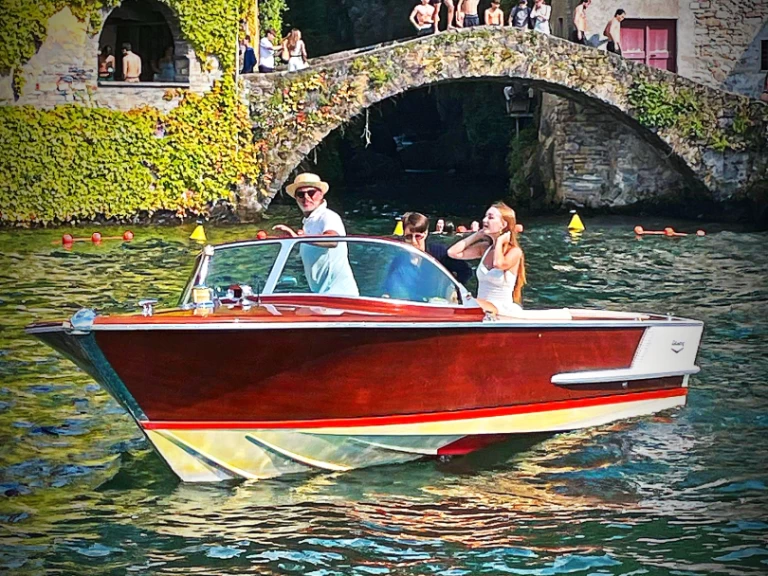 Motorboat to hire Como (City) at the best price