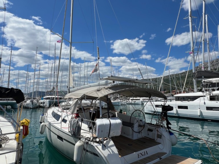 Hire Sailboat Bavaria with a boat licence