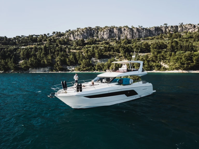 Charter a Jeanneau Prestige 590 in Podstrana on Samboat