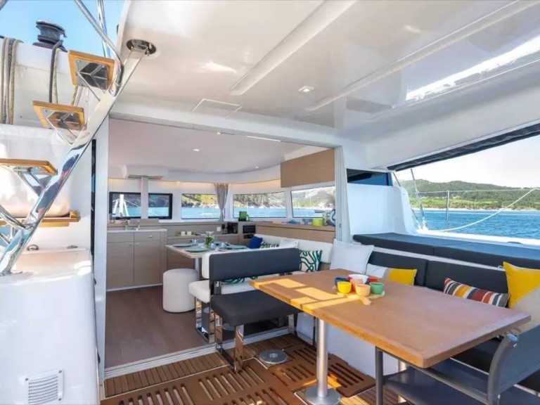 Catamaran to hire Cugnana Verde at the best price