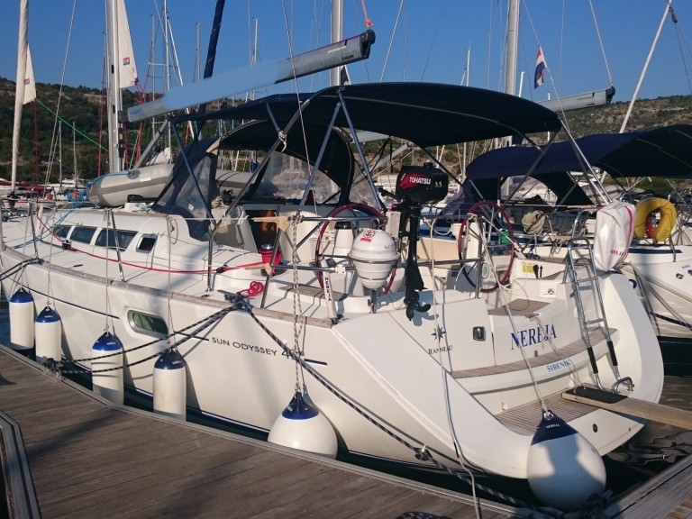 Hire Sailboat Jeanneau with a boat licence