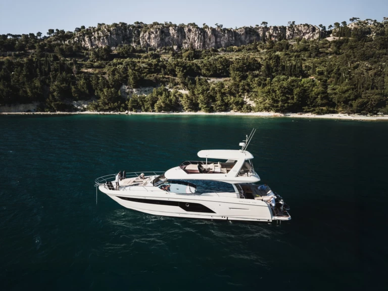 Charter a Jeanneau Prestige 590 in Podstrana on Samboat