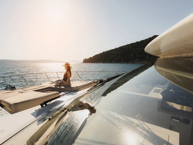 Hire Luxury Yacht Jeanneau with a boat licence