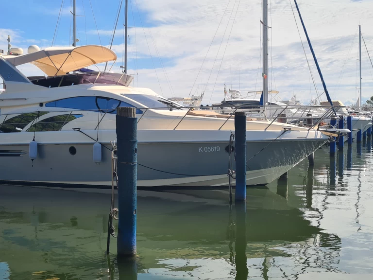 Charter a Azimut Azimut 50 Fly in Poreč on Samboat
