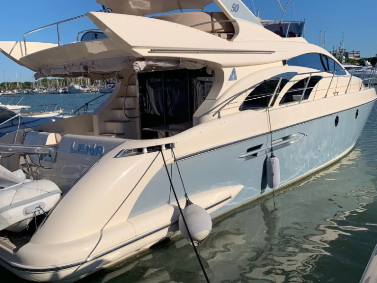 Hire Motorboat Azimut with a boat licence