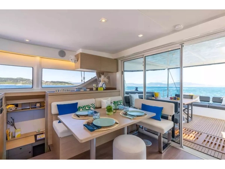 Catamaran to hire Cugnana Verde at the best price