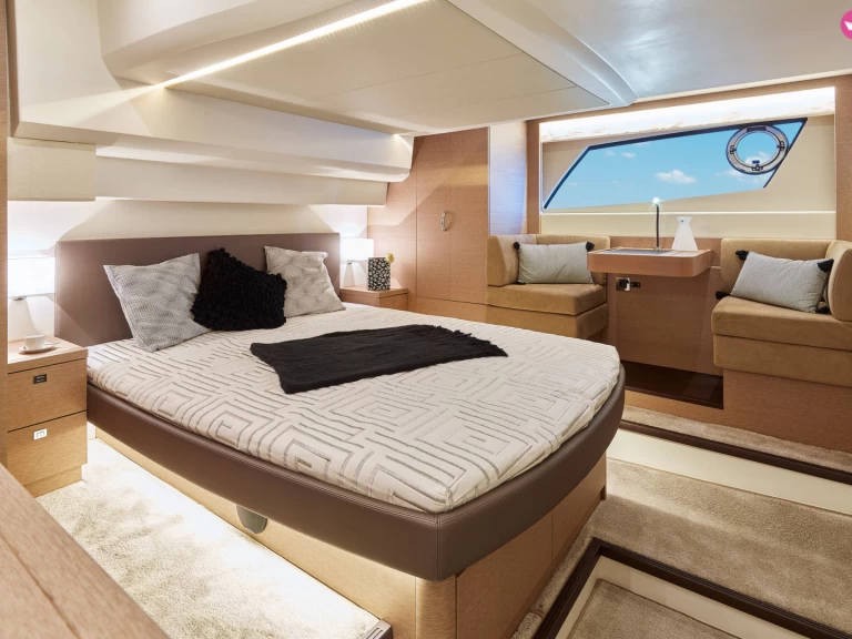 Hire Luxury Yacht Prestige with a boat licence