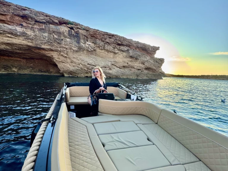 Hire Motorboat Silent Yachts with a boat licence