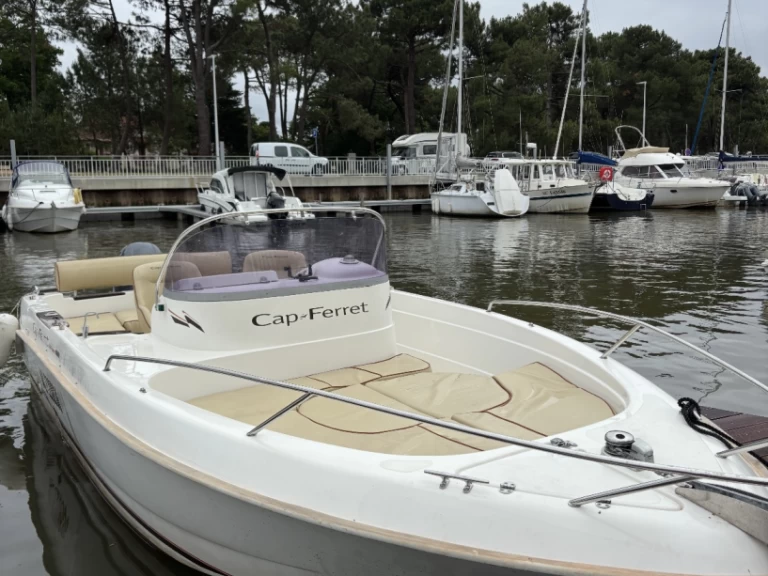 Motorboat to hire Grand Piquey at the best price