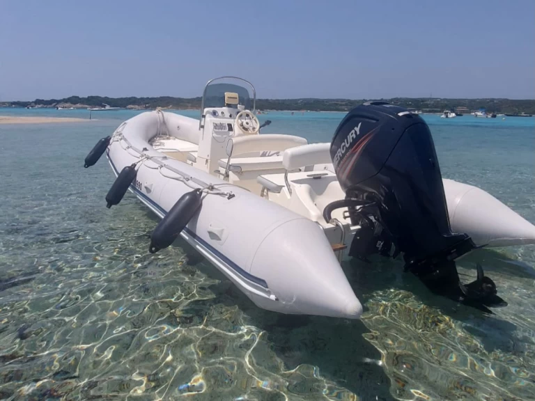 Motorboat hire in Sainte-Lucie de Porto-Vecchio - Zodiac Explorer 640