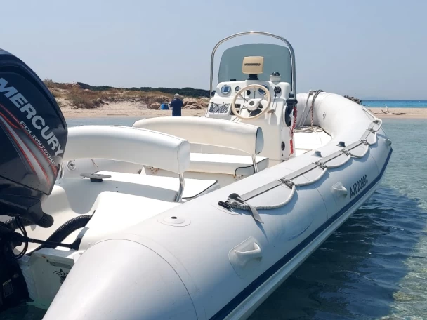 Hire Motorboat Zodiac with a boat licence