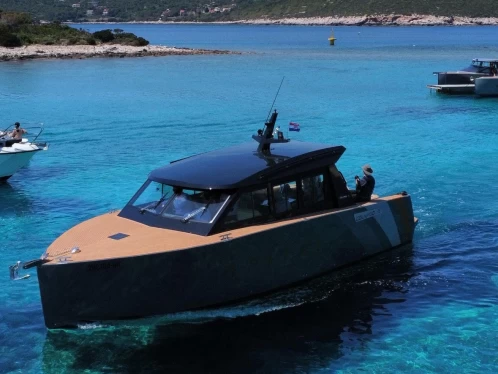 Charter a Colnago Colnago 35 in Hvar on Samboat