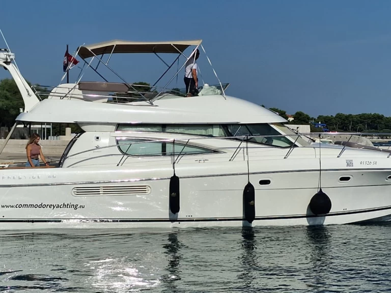 Hire Motorboat Jeanneau with a boat licence
