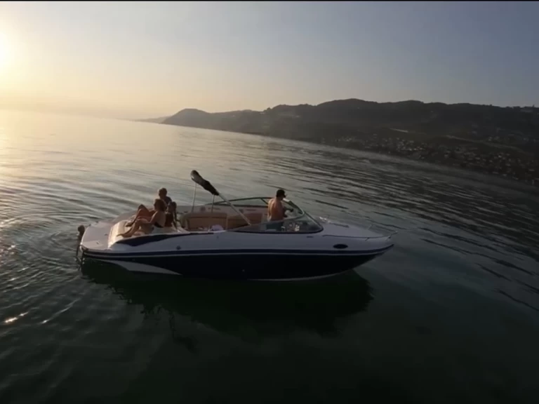 Charter a Rinker 246 Cabin in Vevey on Samboat