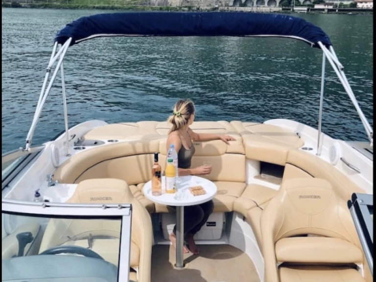 Hire Motorboat Rinker with a boat licence