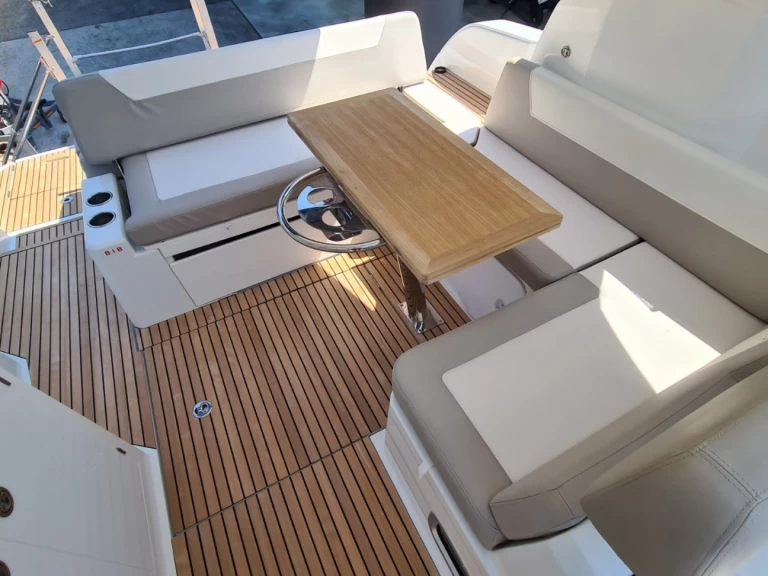 Hire Motorboat Bénéteau with a boat licence