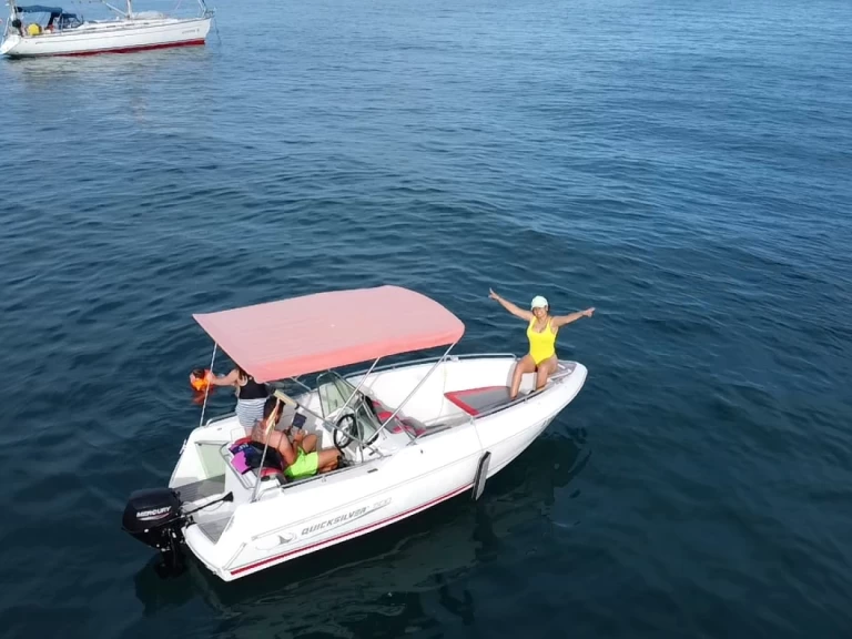 Hire Motorboat Quicksilver with a boat licence