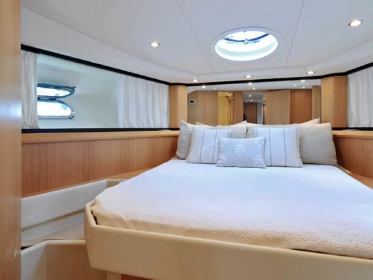 Luxury Yacht to hire Cannigione at the best price