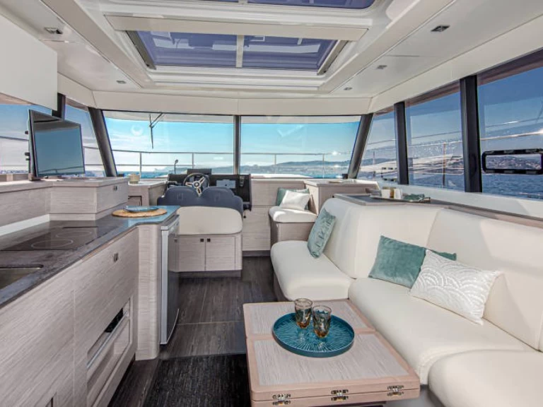 Hire Motorboat Fountaine Pajot with a boat licence