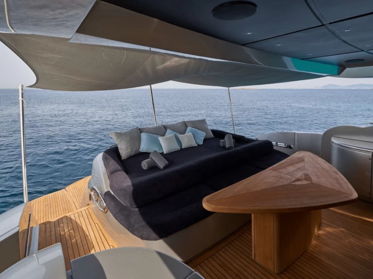 Hire Luxury Yacht Pershing with a boat licence