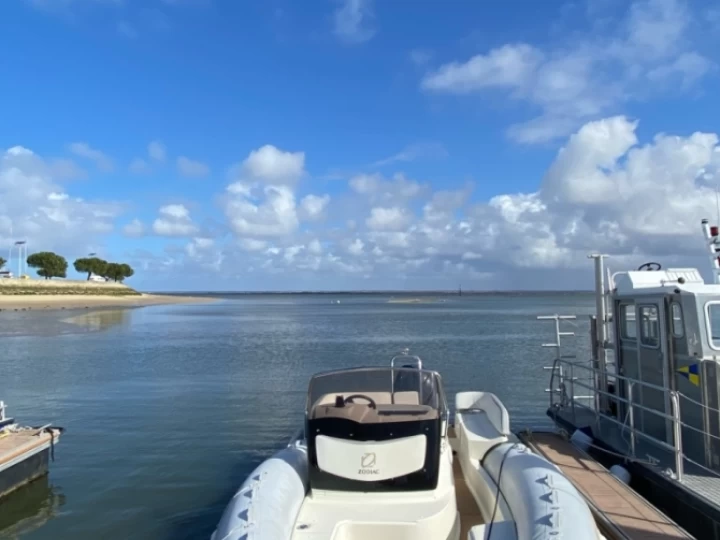 Hire RIB Zodiac with a boat licence