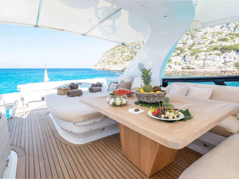 Hire Luxury Yacht Maiora with a boat licence