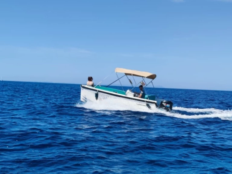 Hire Motorboat Marion with a boat licence