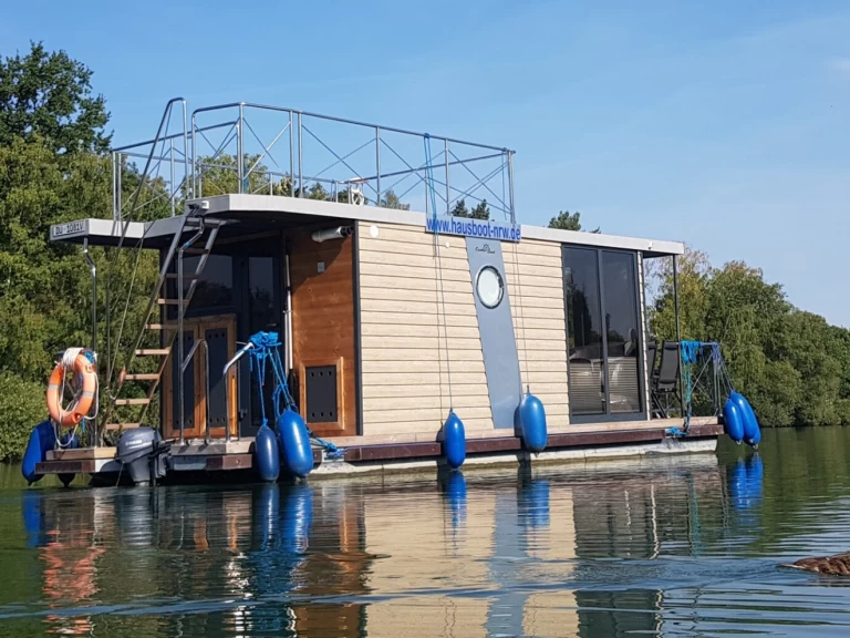 Charter a Rivo Campi 300 in Buchholz on Samboat