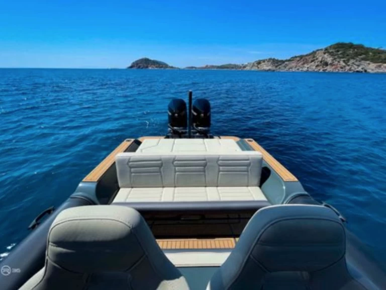 Hire Motorboat  with a boat licence